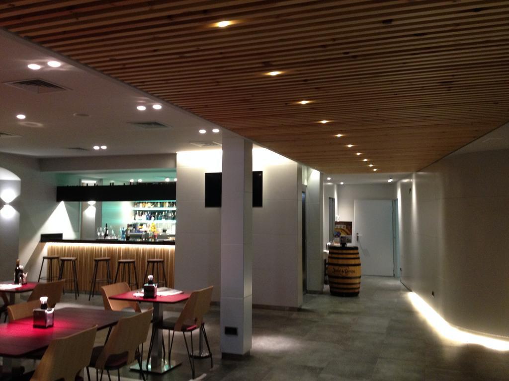 Hotel Restaurant Sol I VI Lavern Bagian luar foto